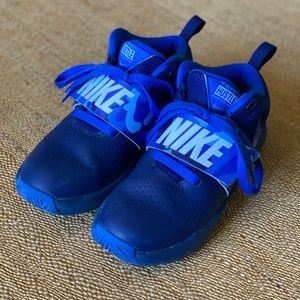 Boys | Nike Team Hustle D8 blue camo basketball shoes